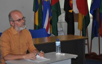 Prof. Michel Cahen em encontro com docentes no auditório do Campus da Liberdade