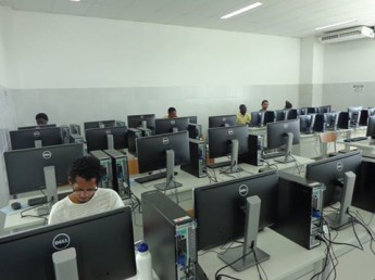 Laboratório de informática conta com 35 máquinas.