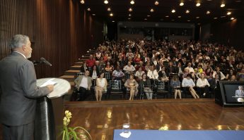 O auditório da Reitoria foi tomado por familiares, autoridades, colegas e amigos do professor (Foto: Foca Lisboa / UFMG)