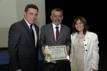 Tomaz recebeu o diploma de emérito do reitor Jaime Ramírez e da diretora do Instituto de Ciências Biológicas, Andréa Mara Macedo (Foto: Foca Lisboa / UFMG)