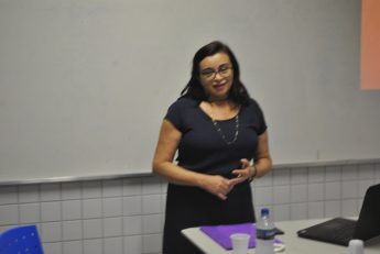 Professora do ICEN, Cleide da Silva Leite, durante a apresentação da Defesa do Memorial.