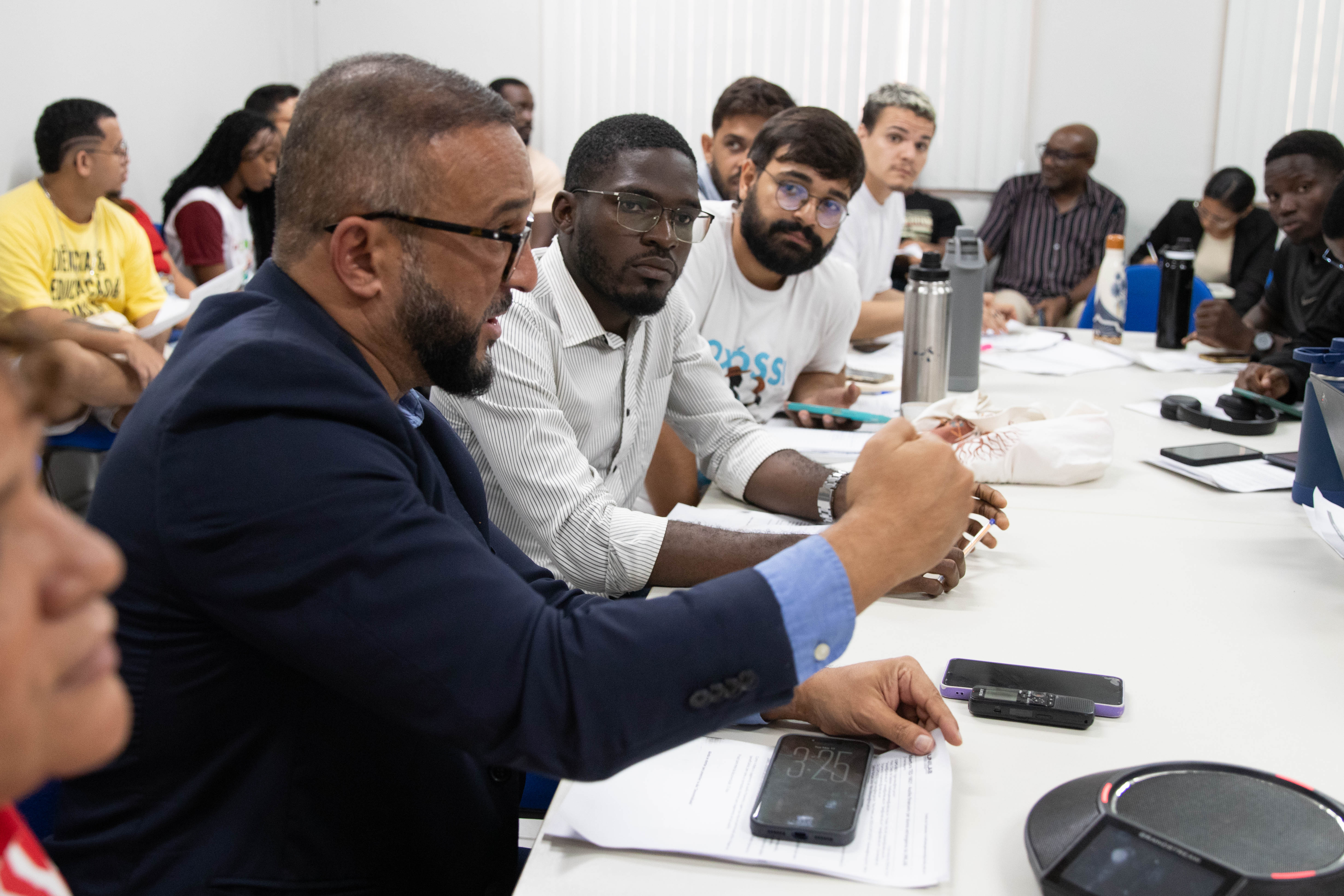 Imagem referente a postagem de título Reitoria realiza encontro com centros acadêmicos, associ...