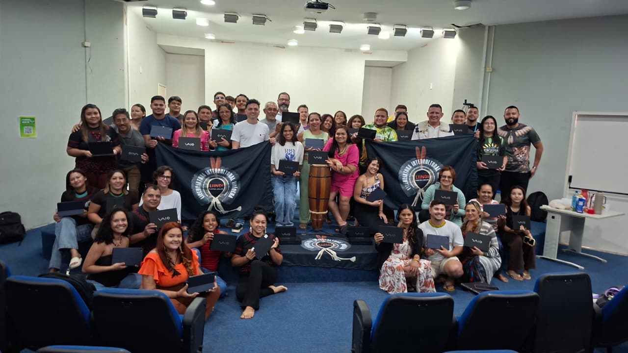 Licenciatura Intercultural Indígena realiza entrega de t...